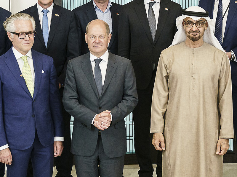 Philipp Bayat neben dem deutschen Bundeskanzler und dem Präsidenten der Vereinigten Arabischen Emirate, Mohamed bin Zayed al-Nahyan