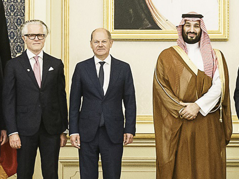 Philipp Bayat next to German Chancellor Olaf Scholz and to Saudi Arabian Prime Minister and Crown Prince Mohammed bin Salman Al-Saud
